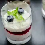 Klassische Erdbeerkuchen-Schichte mit Keksen, frischen Erdbeeren und Schlagsahne