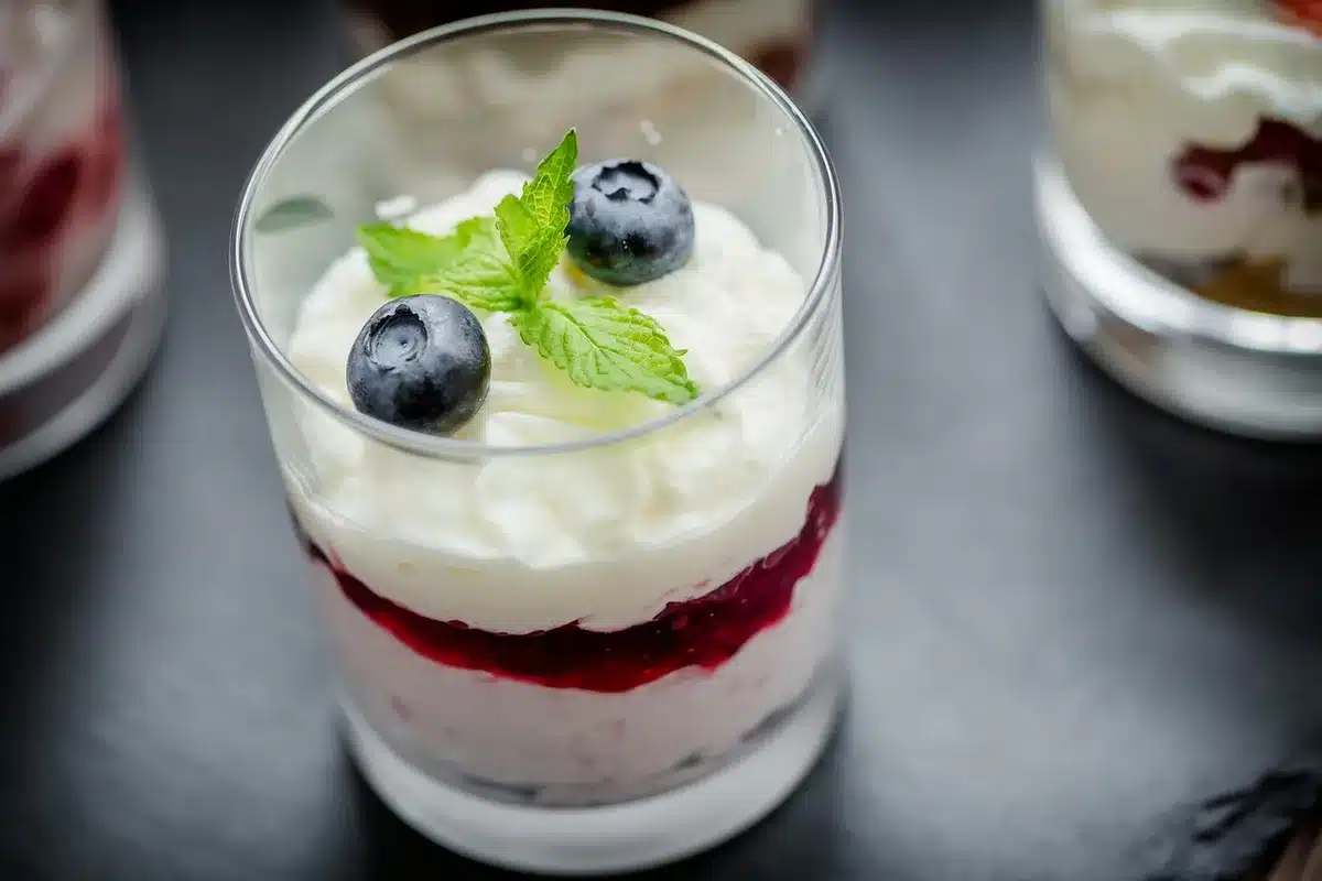 Klassische Erdbeerkuchen-Schichte mit Keksen, frischen Erdbeeren und Schlagsahne
