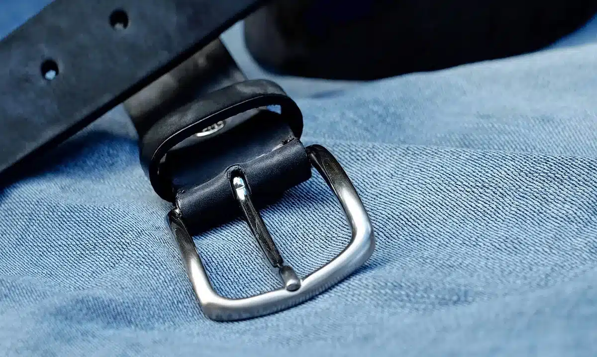 Verschiedene Outfits für jede Jahreszeit mit weiten Jeans, Pullovern und saisonalen Accessoires.